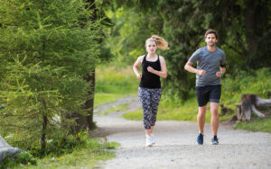 Warum Ausdauertraining nicht der Schlüssel zum Abnehmen ist | Ein Paar joggt im Wald