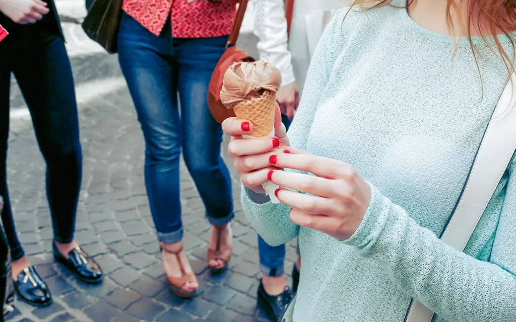 Die bittere Wahrheit über Zucker und seine Auswirkungen | Frauen essen Eis auf der Straße